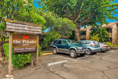 The Pikake entrance sign on Lower Honoapiʻilani Road